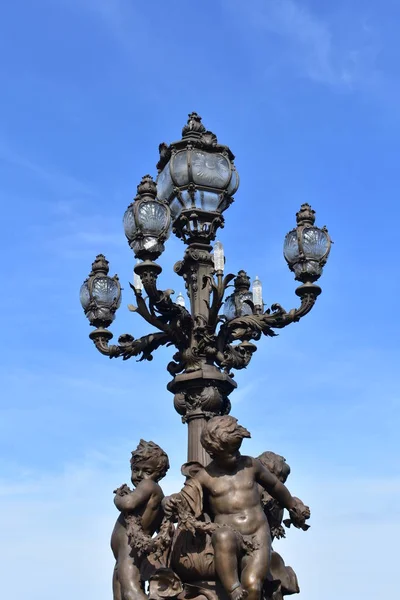 Мост Александра Iii Бронзовый Уличный Фонарь Скульптурами Голубым Небом Париж — стоковое фото