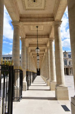 Palais Royal, koridor görünümü, sütunlar ve avluda asılı lambalar. Paris, Fransa. Ağustos 16, 2019.