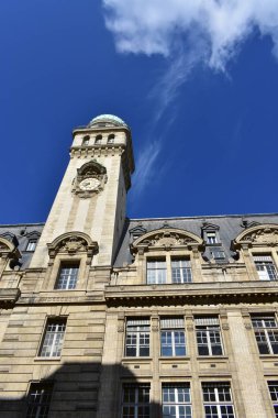 Gökyüzü mavi olan Sorbonne Üniversitesi Astronomi Kulesi. Paris, Fransa.