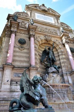 Latin Mahallesi'ndeki Saint Michel Çeşmesi. Paris, Fransa.