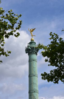 Colonne de Juillet Place de la Bastille'de. Yaldızlı heykel (Genie de la Liberte) yakın çekim. Paris, Fransa.