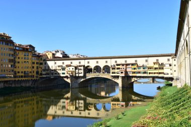 Ponte Vecchio ve Arno Nehri mavi gökyüzüyle. Floransa, İtalya.
