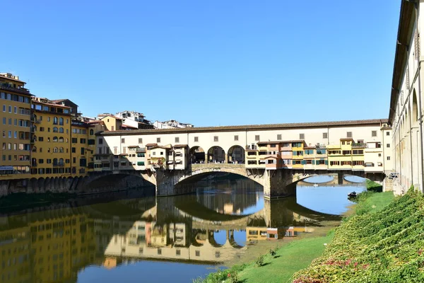 Ponte Vecchio Arno Rivier Met Blauwe Lucht Florence Italië — Stockfoto