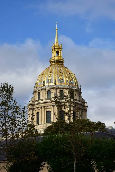 Les Invalides附近街上的金色穹顶 法国巴黎 — 图库照片