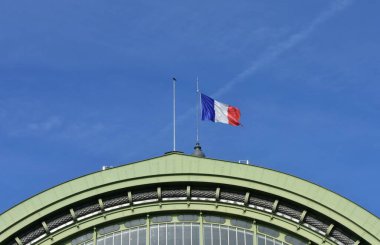 Büyük Palas 'ın tepesinde mavi gökyüzü olan Fransız Bayrağı. Paris, Fransa.