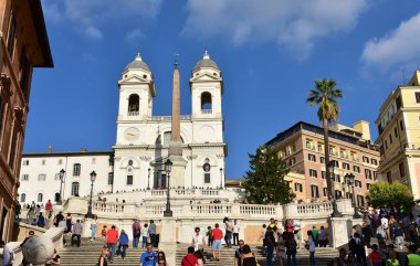 Santissima Trinita dei Monti Kilisesi, Obelisco Sallustiano ve Piazza di Spagna 'ya yakın İspanyol Merdivenleri. Roma, İtalya. 13 Ekim 2019.