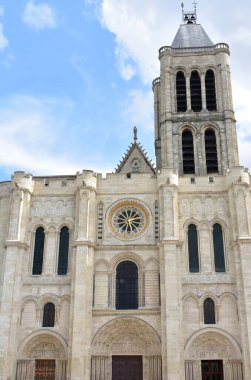 Saint-Denis Bazilikası ya da Basilique Royale de Saint-Denis. Ön cephe ve çan kulesi. Paris, Fransa.