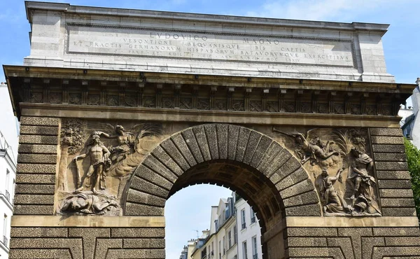 Porte Saint-Martin, triumphal arch erected by Louis XIV on 1674 close to Porte Saint-Denis. Paris, France.