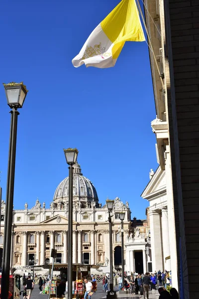 Zászló Vatikán Szent Péter Tér Szent Péter Bazilika Kék Róma — Stock Fotó