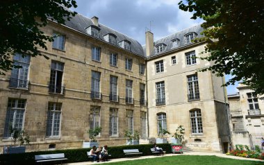 Paris tarzı bir malikanede bahçe otel spesiyali olarak bilinir. Lamoignon Oteli. Paris, Fransa. 14 Ağustos 2019.