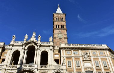 Santa Maria Maggiore Bazilikası. Mavi gökyüzü olan bir kule. Roma, İtalya.