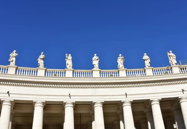 과파란 하늘을 피터스 광장에 조각상들 바티칸 이탈리아 — 스톡 사진