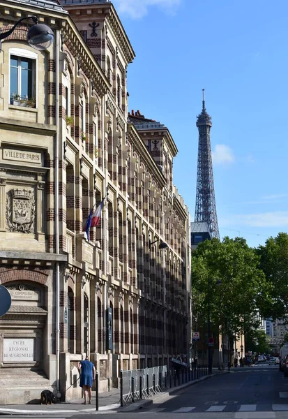 Wieża Eiffla Pobliskiej Ulicy Błękitnym Niebem Paryż Francja Sierpnia 2019 — Zdjęcie stockowe