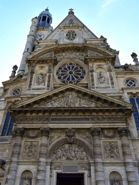 Saint-Etienne-du-Mont Kilisesi ön cephede. Paris, Fransa.