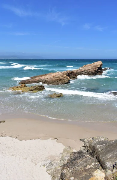Playa Con Rocas Mar Turquesa Olas Cielo Azul Viveiro España — Foto de Stock