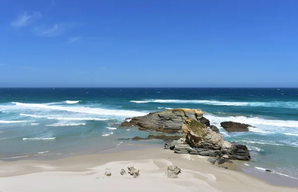 Paysage Estival Avec Plage Sauvage Avec Vagues Rochers Ciel Bleu — Photo