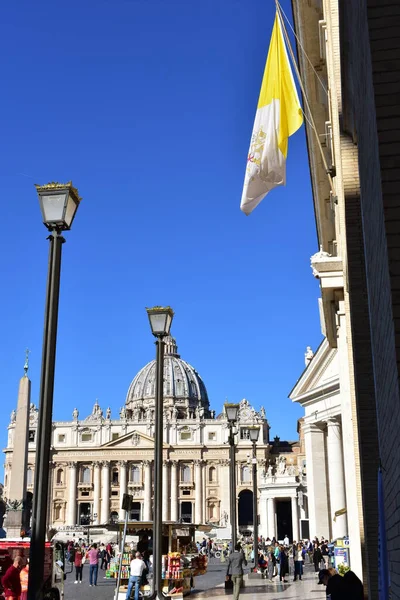 Bandera Del Vaticano Plaza San Pedro Con Basílica San Pedro — Foto de Stock