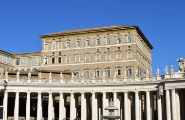 Berninis Colonnade ve Apostolic Palace St. Peters Meydanı 'ndaki Papalık Apartmanlarıyla. Roma, İtalya.