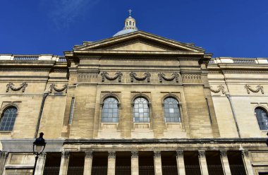 Pantheon, mavi gökyüzü ile dikiz manzaralı. Paris, Fransa.