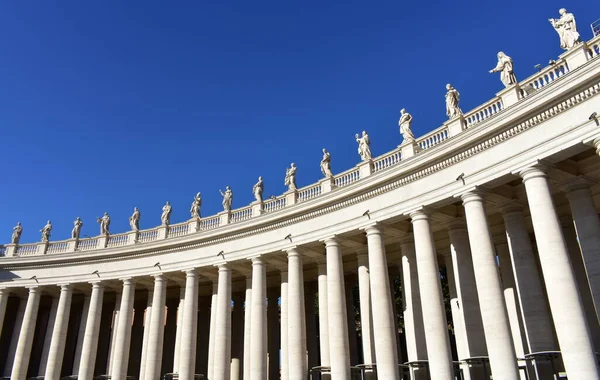 Berninis Colonnade ve St. Peters Meydanı 'nda mavi gökyüzü olan heykeller. Vatikan, Roma, İtalya.