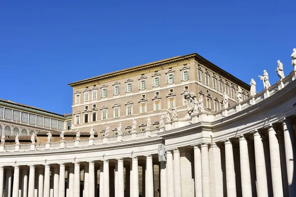 Berninis Colonnade ve Apostolic Palace St. Peters Meydanı 'ndaki Papalık Apartmanlarıyla. Roma, İtalya.