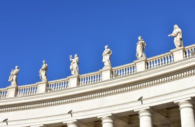 Berninis Colonnade ve St. Peters Meydanı 'nda mavi gökyüzü olan heykeller. Vatikan, Roma, İtalya.