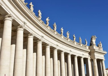 Berninis Colonnade ve St. Peters Meydanı 'nda mavi gökyüzü olan heykeller. Vatikan, Roma, İtalya.