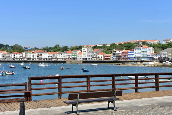 Villaggio Pescatori Con Passerella Legno Panchina Barche Con Cielo Blu — Foto Stock