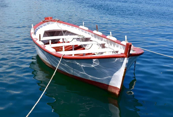 Barca Remi Legno Rosso Bianco Galleggiante Sul Mare Porto Galizia — Foto Stock