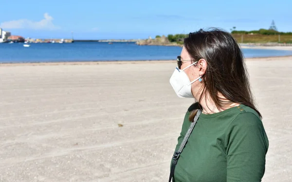 Mujer Con Mascarilla Covid Una Playa Máscara Kn95 N95 Ffp2 — Foto de Stock