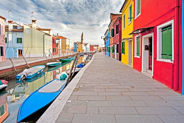 Burano Veneza Itália Cores Edifício Com Barcos Reflexos Água Atmosfera — Fotografia de Stock