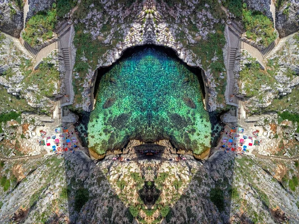 从上方看到的天然海塘 自然景观 水晶水 浴池和石头 海滩和阴影 超现实镜像 — 图库照片