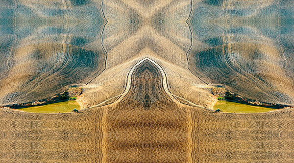 пруд для орошения на культивируемом, но засушливом поле. Два трамвая у воды ждут, чтобы вернуться к работе..