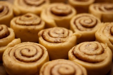 Tarçın çörek pişirme süreci