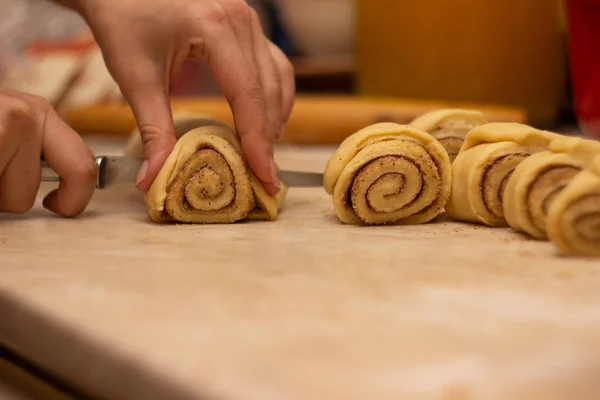 Rebanar Masa Cruda Rollos Canela — Foto de Stock