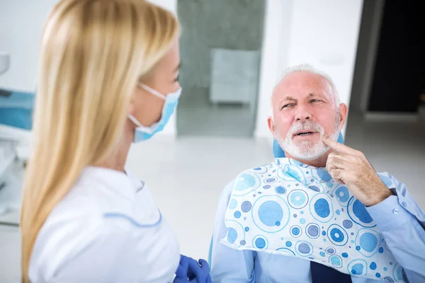 Pasien Menunjukkan Dokter Gigi Mana Tepatnya Ada Rasa Sakit Giginya — Stok Foto
