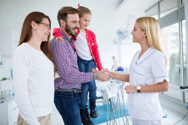 Familie Besucht Zum Ersten Mal Gemeinsam Zahnarzt Zahnarztpraxis — Stockfoto