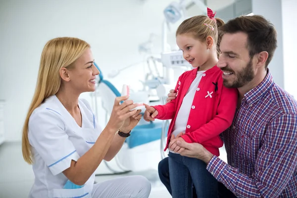 Dentista Muestra Chica Mandíbula Papá Con Dientes —  Fotos de Stock