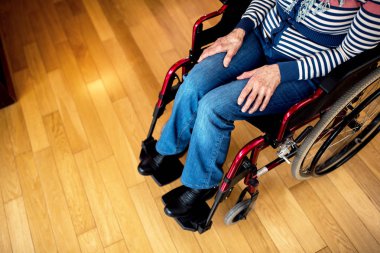 Üzgün depresyon yalnızlık kadın kıdemli bakım evi, tekerlekli sandalyede