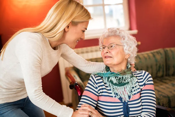 Mujer Joven Visita Abuela Apoyarla Sobre Salud Concepto Cuidado Familiar — Foto de Stock