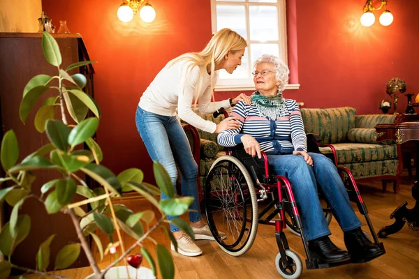 Junge Mädchen Besuchen Oma Rollstuhl Aufmerksam Sein — Stockfoto