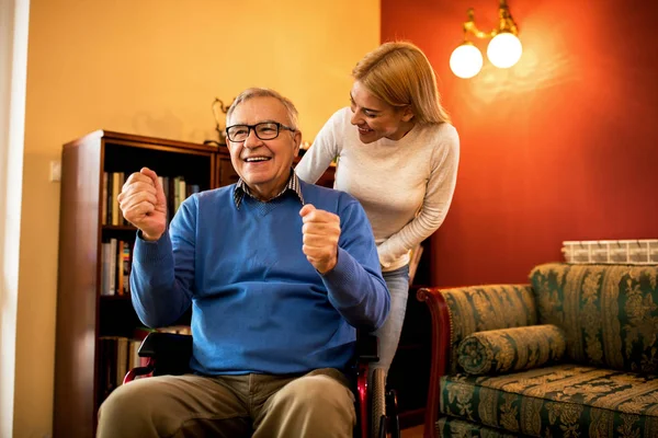 Cucu Mengunjungi Kakek Dan Bersenang Senang Bersama — Stok Foto