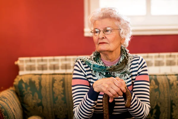 Mujer Anciana Sentada Sola Casa Triste Depresiva Concepto — Foto de Stock