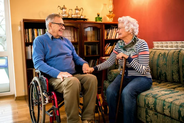 Senyum Indah Pasangan Senior Duduk Dan Berbicara Rumah — Stok Foto