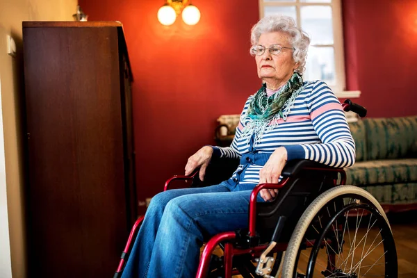 Ξεχάσει Από Την Οικογένεια Θλιβερή Ανώτερων Γυναίκα Αναπηρικό Αμαξίδιο Στο — Φωτογραφία Αρχείου