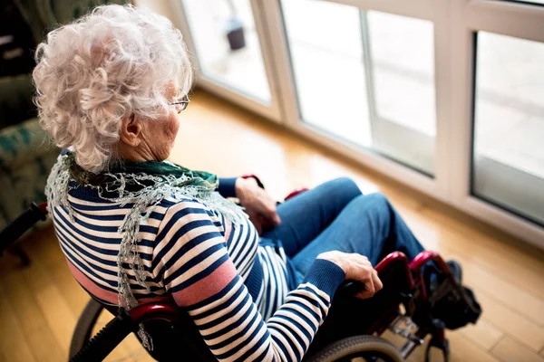 Θλιβερή Κατάθλιψη Μοναξιά Ανώτερων Γυναίκα Αναπηρικό Αμαξίδιο Στο Γηροκομείο — Φωτογραφία Αρχείου