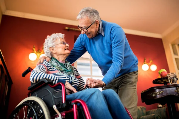 Seniorenpaar Verliebt Senioren Kümmern Sich Seine Frau Rollstuhl — Stockfoto