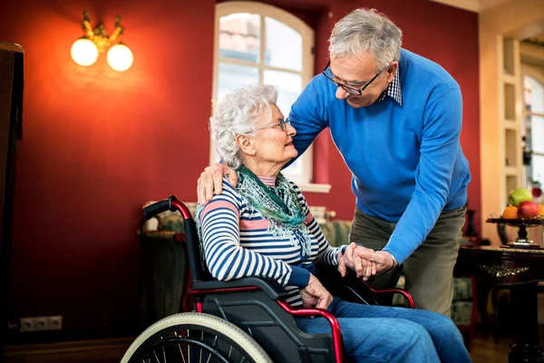 Äldre Par Kärlek Senior Mannen Hand Sin Fru Rullstol — Stockfoto