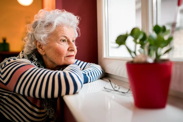 Triste Anciana Sola Mirando Través Ventana Casa Concepto Soledad — Foto de Stock