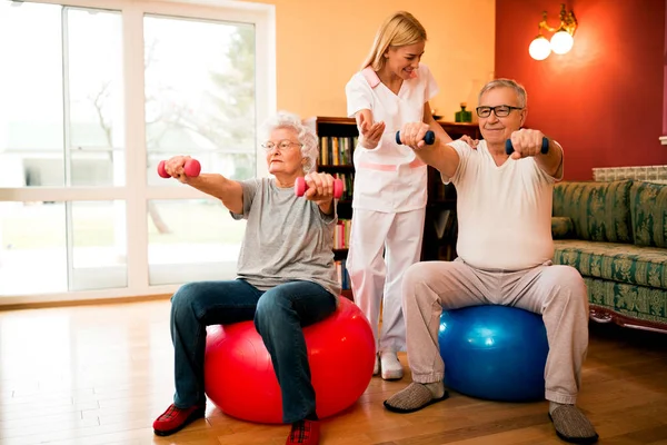 Senior People Dumbbells Rehab Physiotherapist Doing Exercise — Stock Photo, Image